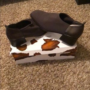 Woman’s Size 9 Donald J Pliner Anytime Mud Mesh